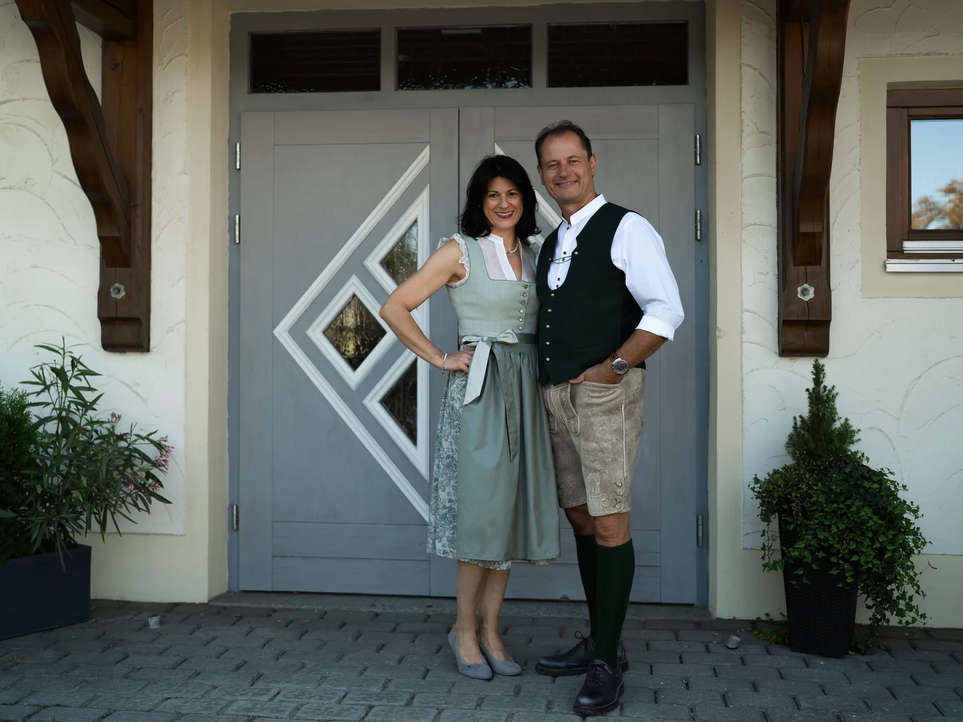 Familie Kiefl vor dem Gasthaus Schwarz in Rossbach