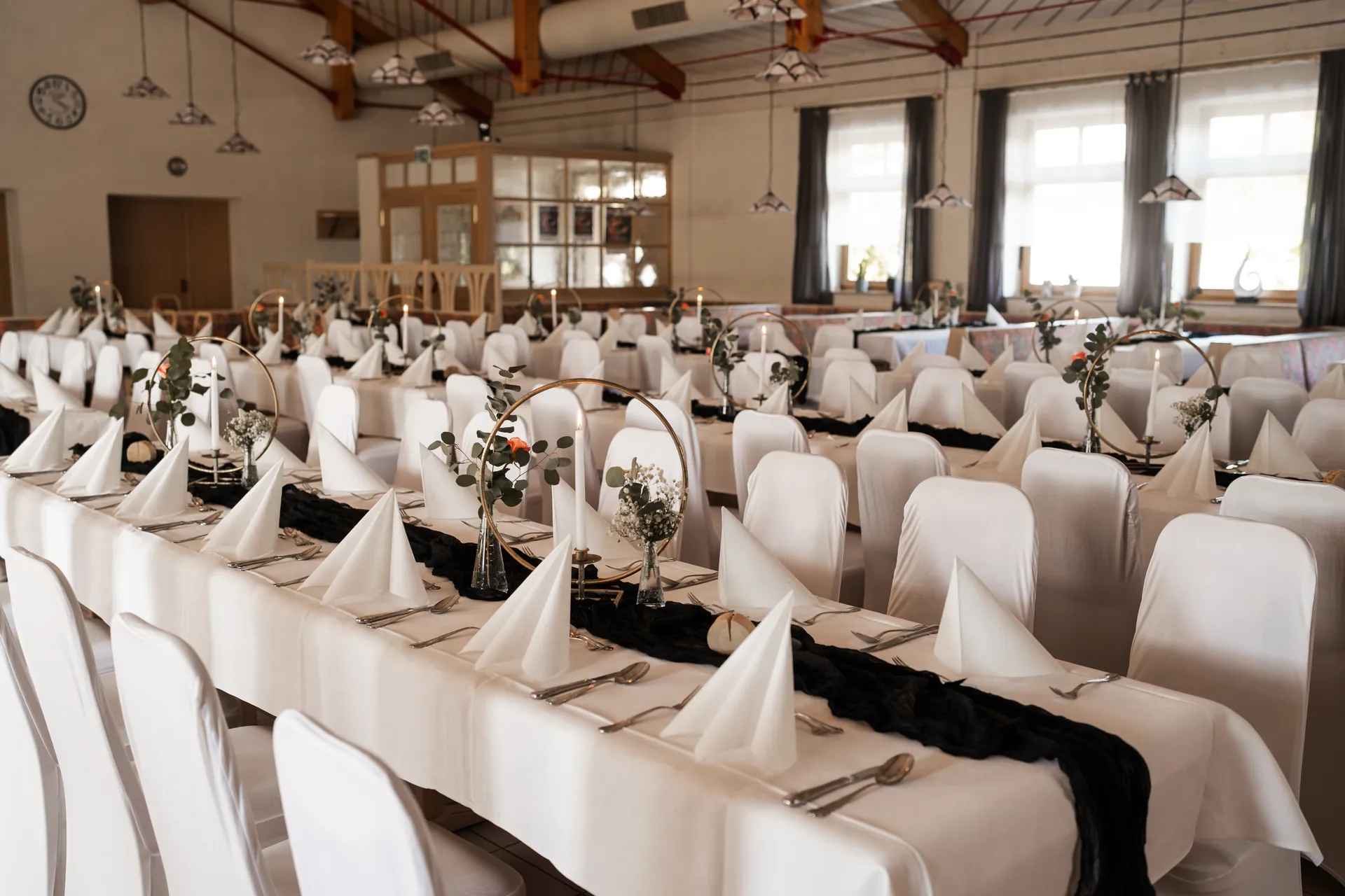 Großer festlich gedeckter Hochzeitssaal im Gasthaus Schwarz