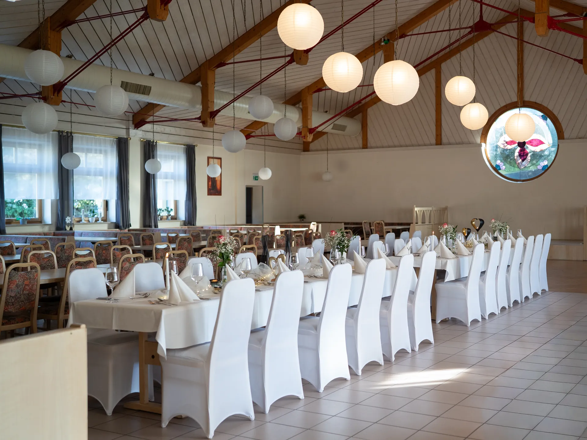 Festlich gedeckter Hochzeitssaal im Gasthaus Schwarz in Rossbach