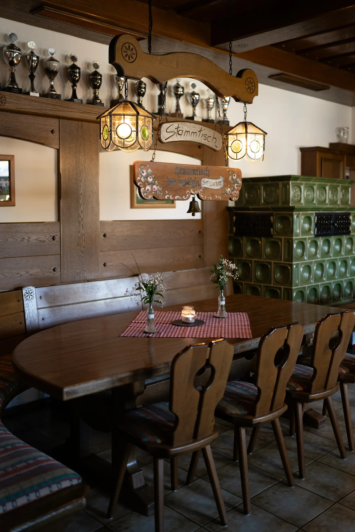 Gemütliche Gaststub’n mit Stammtisch und Kachelofen in der Eventlocation Gasthaus Schwarz