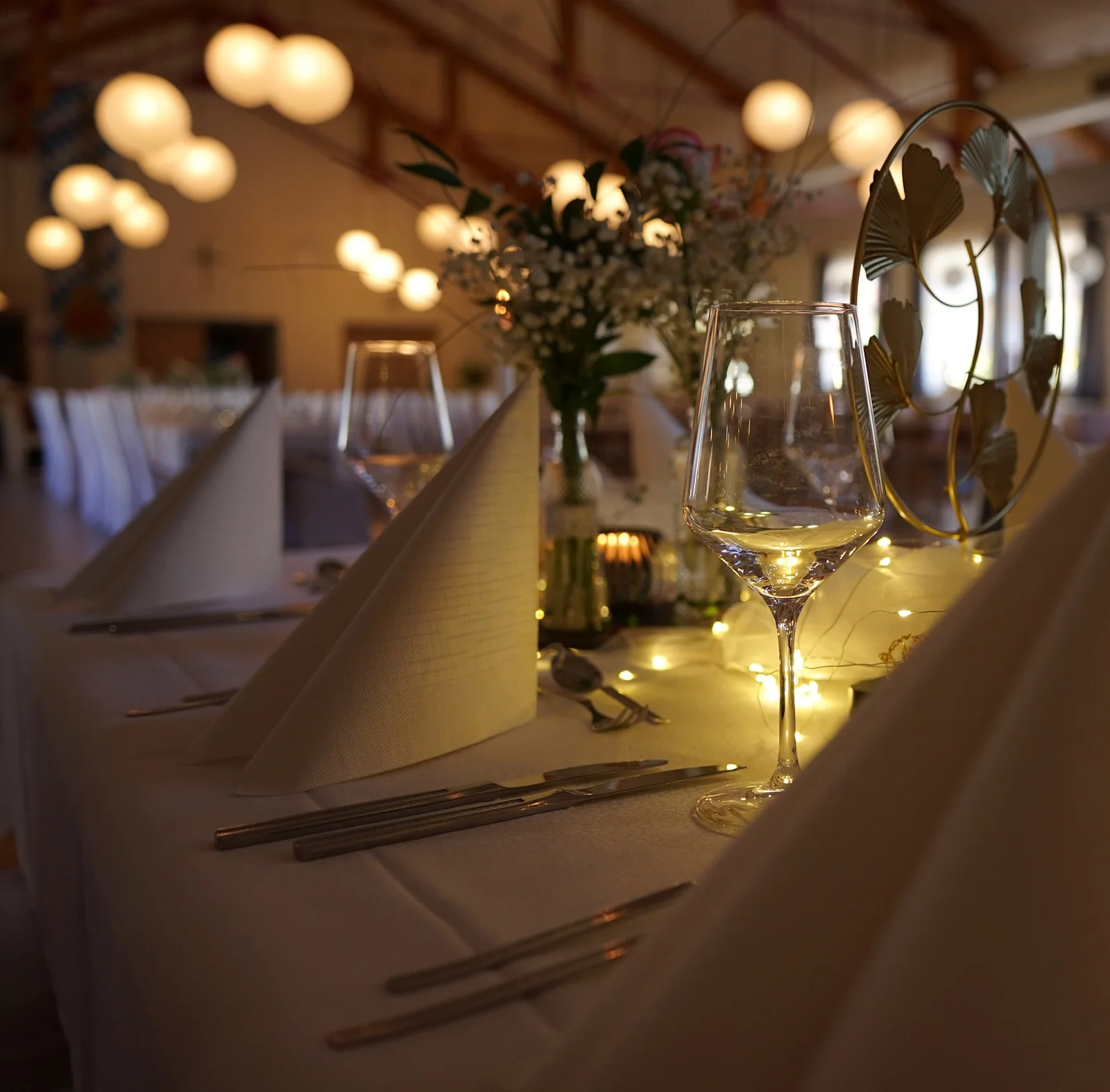 Warmes Kerzenlicht und festliche Hochzeitstafel in der Eventlocation Gasthaus Schwarz